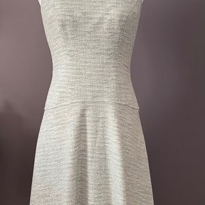 Sleeveless dress in white with silver threads